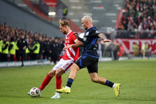 7 Timmy Thiele (Energie Cottbus, l.), 11 Maximilian Dittgen (Duisburg) Fussball 3. Liga 2025 2026 FC Energie Cottbus - MSV Duisburg