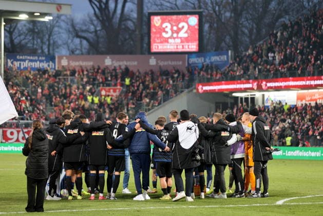 Duisburger Mannschaftskreis nach der Niederlage in Cottbus. Fussball 3. Liga 2025 2026 FC Energie Cottbus - MSV Duisburg