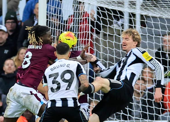 Newcastle United v Burnley Premier League Lesley Ugochukwu of Burnley (left) hands the ball in the box later which is reviewed by VAR to give a penalty during the Premier League match at St. James s Park, Newcastle 06 12 2025 UK Newspapers OUT Copyright: xFredxPalmerx FIL-22605-0075