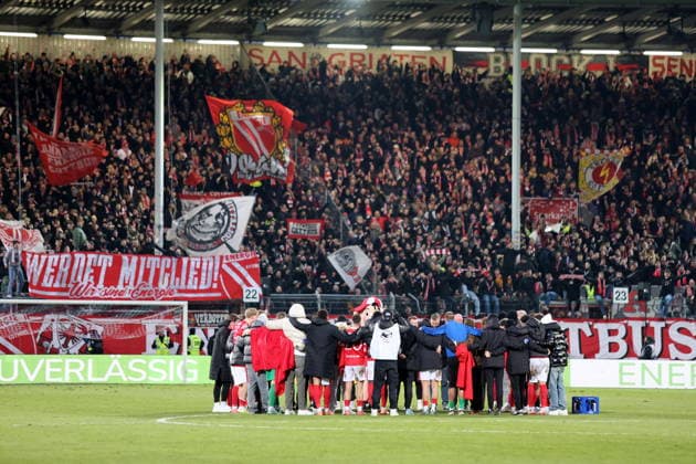 Mannschaftskreis bei Energie nach dem Sieg. Fussball 3. Liga 2025 2026 FC Energie Cottbus - MSV Duisburg