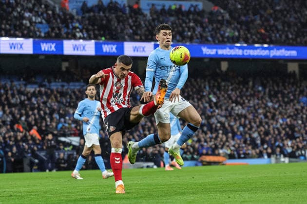 Premier League Manchester City v Sunderland Granit Xhaka of Sunderland clears the ball up field under pressure from Phil Foden of Manchester City during the Premier League match Manchester City vs Sunderland at Etihad Stadium, Manchester, United Kingdom, 6th December 2025 (Photo by Mark Cosgrove News Images) Manchester Etihad Stadium Manchester United, ManU Kingdom Copyright: xMarkxCosgrove NewsxImagesx