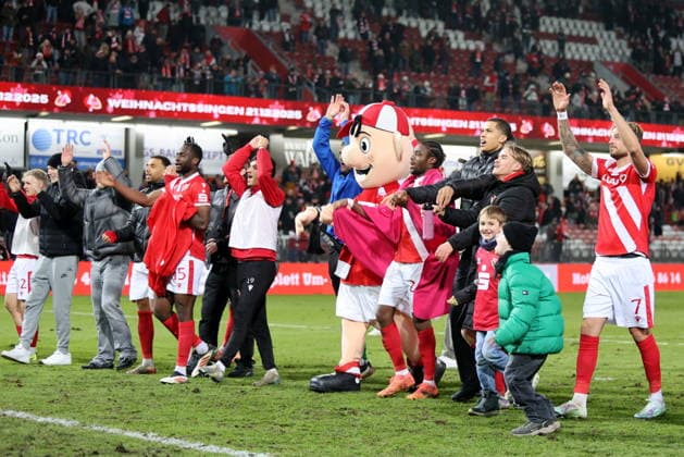 Energie feiert den Sieg Fussball 3. Liga 2025 2026 FC Energie Cottbus - MSV Duisburg