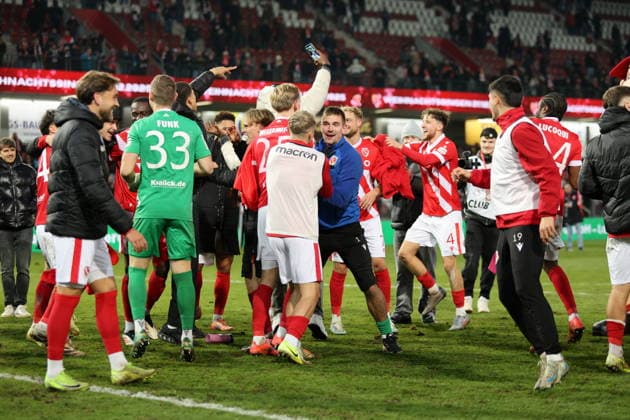 Energie feiert den Sieg Fussball 3. Liga 2025 2026 FC Energie Cottbus - MSV Duisburg