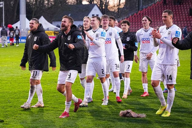 06.12.2025, xydrx, Fußball, 3.Liga, FC Viktoria Köln - SSV Ulm 1846, Saison 2025 2026, Sportpark Höhenberg: Dennis Chessa (SSV Ulm 1846 11) Lucas Roeser (SSV Ulm 1846 9) Luis Goerlich (SSV Ulm 1846 2) Jan Boller (SSV Ulm 1846 34) Dennis Dressel (SSV Ulm 1846 14) freuen sich über den 1:0 Sieg DFB regulations prohibit any use of photographs as image sequences and or quasi-video. Photo: xYannisxDreimannxPressefotoKochx Nordrhein-Westfahlen Deutschland