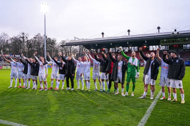 06.12.2025, xydrx, Fußball, 3.Liga, FC Viktoria Köln - SSV Ulm 1846, Saison 2025 2026, Sportpark Höhenberg: Paul-Philipp Besong (SSV Ulm 1846 17) Elias Loeder (SSV Ulm 1846 26) Dennis Chessa (SSV Ulm 1846 11) Max Brandt (SSV Ulm 1846 23) Jan Boller (SSV Ulm 1846 34) Ensar Aksakal (SSV Ulm 1846 7) Jonathan Meier (SSV Ulm 1846 19) Dennis Dressel (SSV Ulm 1846 14) Lukas Mazagg (SSV Ulm 1846 27) Julian Etse (SSV Ulm 1846 4) Christian Ortag (SSV Ulm 1846 39) Marcel Seegert (SSV Ulm 1846 21Mirnes Pepic (SSV Ulm 1846 20) Leon Dajaku (SSV Ulm 1846 43) bejubeln den 1:0 Sieg DFB regulations prohibit any use of photographs as image sequences and or quasi-video. Photo: xYannisxDreimannxPressefotoKochx Nordrhein-Westfahlen Deutschland