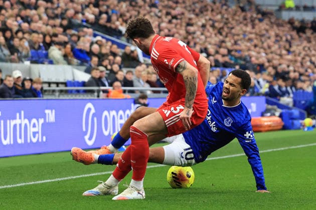 6th December 2025; Hill Dickinson Stadium, Liverpool, England; Premier League Football, Everton versus Nottingham Forest; Iliman Ndiaye of Everton competes for the ball with Neco Williams of Nottingham Forest  DavidxBlunsden