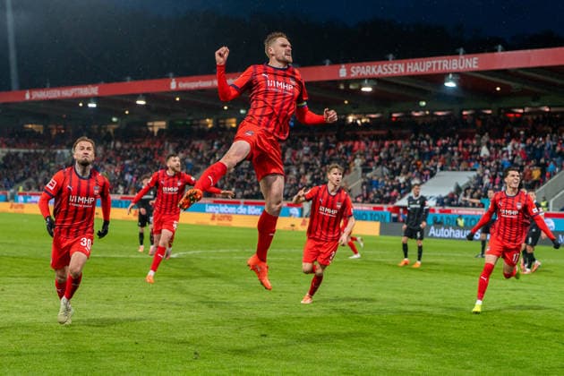 Patrick Mainka (FC Heidenheim, 06) jubelt nach dem Ausgleich zum 1:1, GER, 1. FC Heidenheim 1846 vs. SC Freiburg, Fussball, 1. Bundesliga, 13. Spieltag, Spielzeit 2025 2026, 06.12.2025, DFL REGULATIONS PROHIBIT ANY USE OF PHOTOGRAPHS AS IMAGE SEQUENCES AND OR QUASI-VIDEO, GER, 1. FC Heidenheim 1846 vs. SC Freiburg, Fussball, 1. Bundesliga, 13. Spieltag, Spielzeit 2025 2026, 06.12.2025, Heidenheim *** Patrick Mainka FC Heidenheim, 06 cheers after equalizing to 1 1, GER, 1 FC Heidenheim 1846 vs SC Freiburg, Football, 1 Bundesliga, Matchday 13, Match 2025 2026, 06 12 2025, DFL REGULATES PROHIBIT ANY USE OF PHOTOGRAPHS AS IMAGE SEQUENCES AND OR QUASI VIDEO, GER, 1 FC Heidenheim 1846 vs SC Freiburg, Football, 1 Bundesliga, Matchday 13, Season 2025 2026, 06 12 2025, Heidenheim Copyright: xEibner-Pressefoto EdwardxCheungx EP_ECG