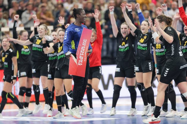 Montenegro - Serbien, IHF Handball-WM der Frauen Torhüterin Armelle Attingre (Montenegro, 12) wird Player of the Match und wird von ihren Mitspielerinnen gefeiert. 3. Hauptrundenspiel der Handball-WM der Frauen zwischen Montenegro und Serbien am 6. Dezember 2025 in der Westfalenhalle in Dortmund., Dortmund Nordrhein-Westfalen Deutschland Westfalenhalle