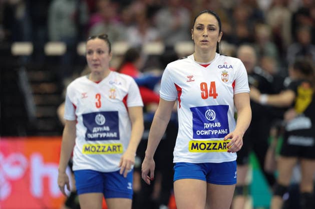 Montenegro - Serbien, IHF Handball-WM der Frauen Sara Garovic (Serbien, 94), Katarina Krpez Slezak (Serbien, 3) und ihre Mitspielerinnen verlassen enttäuscht das Spielfeld. 3. Hauptrundenspiel der Handball-WM der Frauen zwischen Montenegro und Serbien am 6. Dezember 2025 in der Westfalenhalle in Dortmund., Dortmund Nordrhein-Westfalen Deutschland Westfalenhalle