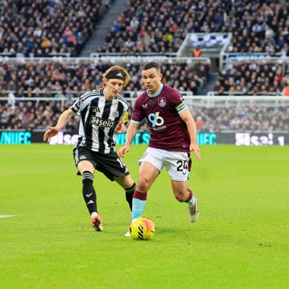 Newcastle United v Burnley Premier League Anthony Gordon of Newcastle United (left) competes for the ball with Josh Cullen of Burnley during the Premier League match at St. James s Park, Newcastle 06 12 2025 UK Newspapers OUT Copyright: xFredxPalmerx FIL-22605-0087