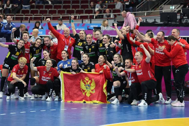 GER, Dortmund, 27th Wommen s World Championship, WM, Weltmeisterschaft 2025, Hauptrunde Main Round, Gruppe Group II, 3. Runde Round: Montenegro (MNE) vs. Serbien Serbia (SRB) 06.12.2025, Westfalenhalle, Dortmund, GER, Dortmund, 27th Wommen s World Championship 2025, Hauptrunde Main Round, Gruppe Group II, 3. Runde Round: Montenegro (MNE) vs. Serbien Serbia (SRB), im Bild: die Mannschaft und Betreuer von Montenegro freuen sich ueber den sensationellen Sieg und