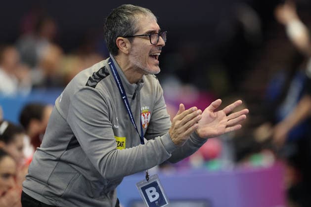 Montenegro - Serbien, IHF Handball-WM der Frauen Trainer Jose Ignacio Prades (Serbien). 3. Hauptrundenspiel der Handball-WM der Frauen zwischen Montenegro und Serbien am 6. Dezember 2025 in der Westfalenhalle in Dortmund., Dortmund Nordrhein-Westfalen Deutschland Westfalenhalle