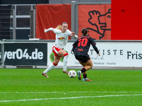 Nikoline Dudek (RB Leipzig Frauen, 24) im Zweikampf gegen Estrella Merino (Bayer 04 Leverkusen, 10) Bayer 04 Leverkusen vs. RB Leipzig, Fußball, Frauen 1. Bundesliga, Google Pixel Frauen Bundesliga, 12. Spieltag, Saison 2025 2026, 06.12.2025 DFB REGULATIONS PROHIBIT ANY USE OF PHOTOGRAPHS AS IMAGE SEQUENCES AND OR QUASI-VIDEO, Bayer 04 Leverkusen vs. RB Leipzig, Fußball, Frauen Bundesliga, Google Pixel Frauen Bundesliga, 12. Spieltag, Saison 2025 2026, 06.12.2025 Leverkusen Copyright: xEibner-Pressefoto DamianxKruczynx EP_DKI