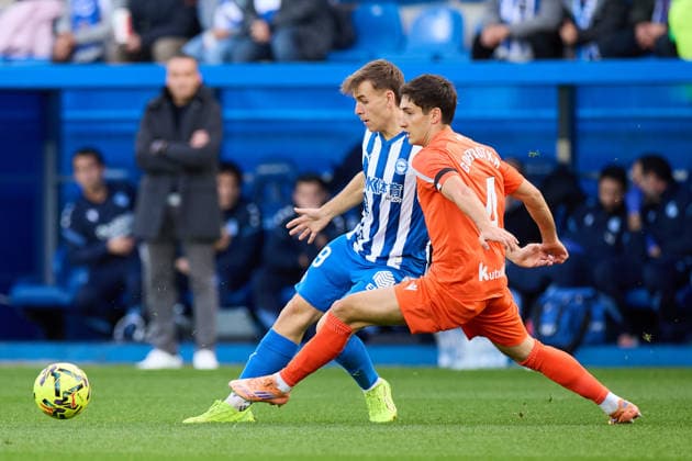 December 6, 2025, Vitoria, Alava, SPAIN: Pablo Ibanez of Deportivo Alaves competes for the ball with Jon Gorrotxategi Etxaniz of Real Sociedad during the LaLiga EA Sports match between Deportivo Alaves and Real Sociedad at Mendizorrotza on December 6, 2025, in Vitoria, Spain. Vitoria SPAIN - ZUMAa181 20251206_zaa_a181_174 Copyright: xRicardoxLarreinax