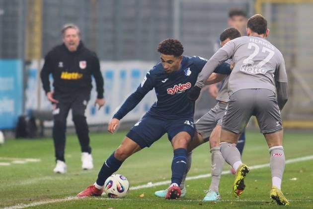 v.li. Ben Opoku Labes (TSG Hoffenheim II, 45), Lucas Hermes (SSV Jahn Regensburg, 27) GER, TSG 1899 Hoffenheim II gegen SSV Jahn Regensburg, Fussball, 3.Liga, 17.Spieltag, Spielzeit 2025 2026, 06.12.2025 (DFL DFB REGULATIONS PROHIBIT ANY USE OF PHOTOGRAPHS as IMAGE SEQUENCES and or QUASI-VIDEO). GER,TSG 1899 Hoffenheim II gegen SSV Jahn Regensburg, Fussball, 3.Liga, 17.Spieltag, Spielzeit 2025 2026, 06.12.2025 Hoffenheim Copyright: xEibner-Pressefoto JoergxHirschx EP_JHH