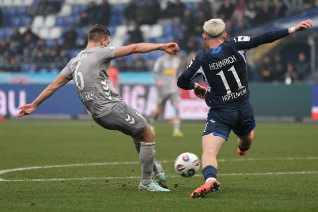v. li. im Zweikampf, Benedikt Saller (SSV Jahn Regensburg 6), Paul Hennrich (TSG Hoffenheim II, 11) GER, TSG 1899 Hoffenheim II gegen SSV Jahn Regensburg, Fussball, 3.Liga, 17.Spieltag, Spielzeit 2025 2026, 06.12.2025 (DFL DFB REGULATIONS PROHIBIT ANY USE OF PHOTOGRAPHS as IMAGE SEQUENCES and or QUASI-VIDEO). GER,TSG 1899 Hoffenheim II gegen SSV Jahn Regensburg, Fussball, 3.Liga, 17.Spieltag, Spielzeit 2025 2026, 06.12.2025 Hoffenheim Copyright: xEibner-Pressefoto JoergxHirschx EP_JHH