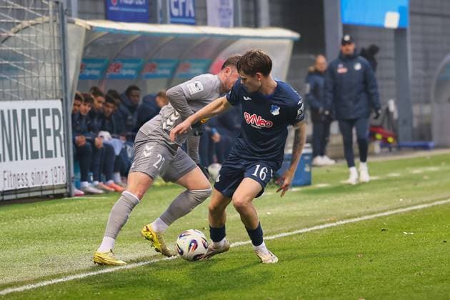 v.li. Lucas Hermes (SSV Jahn Regensburg, 27), Yannis Hoer (TSG Hoffenheim II, 16) GER, TSG 1899 Hoffenheim II gegen SSV Jahn Regensburg, Fussball, 3.Liga, 17.Spieltag, Spielzeit 2025 2026, 06.12.2025 (DFL DFB REGULATIONS PROHIBIT ANY USE OF PHOTOGRAPHS as IMAGE SEQUENCES and or QUASI-VIDEO). GER,TSG 1899 Hoffenheim II gegen SSV Jahn Regensburg, Fussball, 3.Liga, 17.Spieltag, Spielzeit 2025 2026, 06.12.2025 Hoffenheim Copyright: xEibner-Pressefoto JoergxHirschx EP_JHH