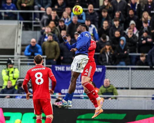 Premier League Everton v Nottingham Forest Thierno Barry of Everton jumps up to win the high ball from Morato of Nottingham Forest during the Premier League match Everton vs Nottingham Forest at Hill Dickinson Stadium, Liverpool, United Kingdom, 6th December 2025 (Photo by Alfie Cosgrove News Images) Liverpool Hill Dickinson Stadium Merseyside United Kingdom Copyright: xAlfiexCosgrove NewsxImagesx