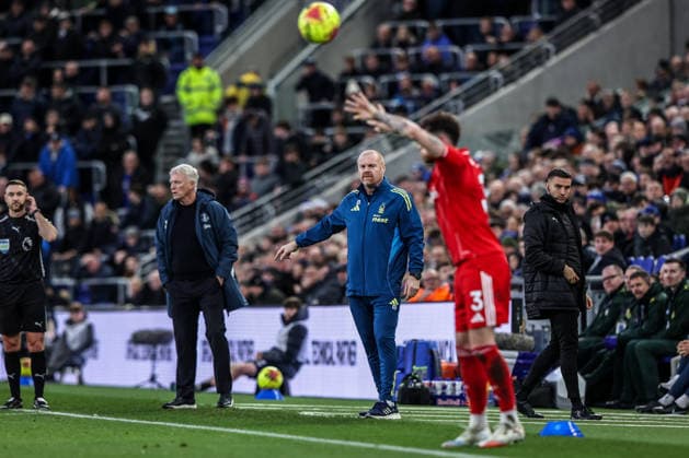 Premier League Everton v Nottingham Forest Sean Dyche manager of Nottingham Forest gives his team instructions during the Premier League match Everton vs Nottingham Forest at Hill Dickinson Stadium, Liverpool, United Kingdom, 6th December 2025 (Photo by Alfie Cosgrove News Images) Liverpool Hill Dickinson Stadium Merseyside United Kingdom Copyright: xAlfiexCosgrove NewsxImagesx