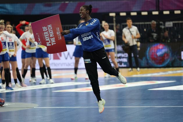 GER, Dortmund, 27th Wommen s World Championship, WM, Weltmeisterschaft 2025, Hauptrunde Main Round, Gruppe Group II, 3. Runde Round: Montenegro (MNE) vs. Serbien Serbia (SRB) 06.12.2025, Westfalenhalle, Dortmund, GER, Dortmund, 27th Wommen s World Championship 2025, Hauptrunde Main Round, Gruppe Group II, 3. Runde Round: Montenegro (MNE) vs. Serbien Serbia (SRB), im Bild: Player of the Match verdient Armelle Kelly ATTINGRE (MNE 12),
