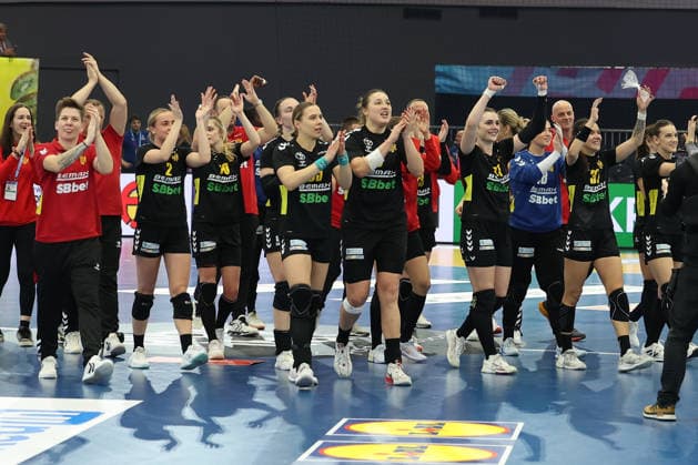 GER, Dortmund, 27th Wommen s World Championship, WM, Weltmeisterschaft 2025, Hauptrunde Main Round, Gruppe Group II, 3. Runde Round: Montenegro (MNE) vs. Serbien Serbia (SRB) 06.12.2025, Westfalenhalle, Dortmund, GER, Dortmund, 27th Wommen s World Championship 2025, Hauptrunde Main Round, Gruppe Group II, 3. Runde Round: Montenegro (MNE) vs. Serbien Serbia (SRB), im Bild: Fans Montenegro