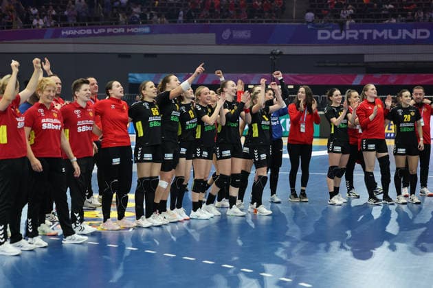 GER, Dortmund, 27th Wommen s World Championship, WM, Weltmeisterschaft 2025, Hauptrunde Main Round, Gruppe Group II, 3. Runde Round: Montenegro (MNE) vs. Serbien Serbia (SRB) 06.12.2025, Westfalenhalle, Dortmund, GER, Dortmund, 27th Wommen s World Championship 2025, Hauptrunde Main Round, Gruppe Group II, 3. Runde Round: Montenegro (MNE) vs. Serbien Serbia (SRB), im Bild: Montenegro verabschiedet sich von den Fans