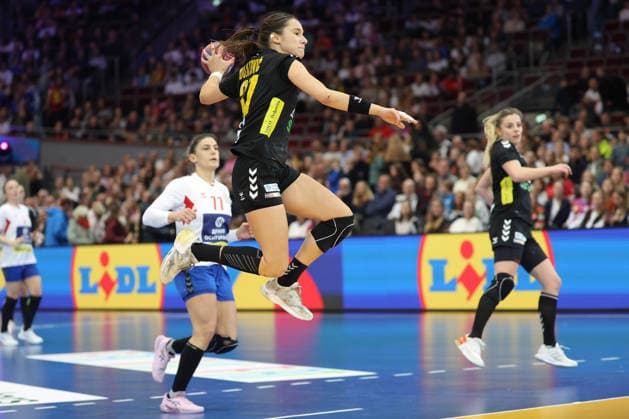 Montenegro - Serbien, IHF Handball-WM der Frauen Nina Bulatovic (Montenegro, 37). 3. Hauptrundenspiel der Handball-WM der Frauen zwischen Montenegro und Serbien am 6. Dezember 2025 in der Westfalenhalle in Dortmund., Dortmund Nordrhein-Westfalen Deutschland Westfalenhalle