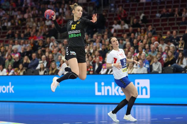 Montenegro - Serbien, IHF Handball-WM der Frauen Dijana Trivic (Montenegro, 13) schneller als Jovana Jovovic (Serbien, 22). 3. Hauptrundenspiel der Handball-WM der Frauen zwischen Montenegro und Serbien am 6. Dezember 2025 in der Westfalenhalle in Dortmund., Dortmund Nordrhein-Westfalen Deutschland Westfalenhalle