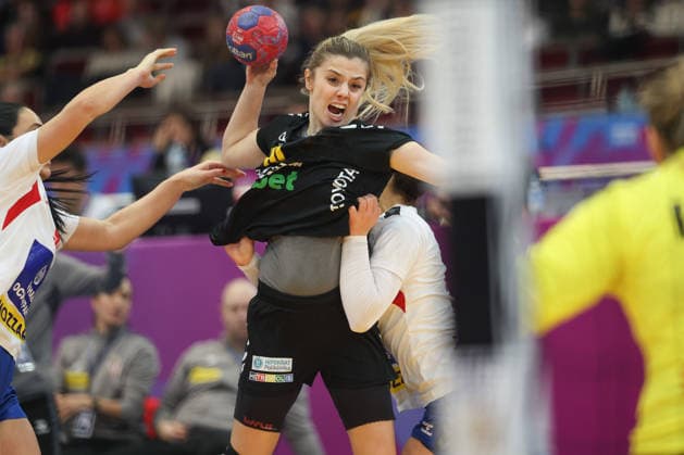 Montenegro - Serbien, IHF Handball-WM der Frauen Matea Pletikosic (Montenegro, 10). 3. Hauptrundenspiel der Handball-WM der Frauen zwischen Montenegro und Serbien am 6. Dezember 2025 in der Westfalenhalle in Dortmund., Dortmund Nordrhein-Westfalen Deutschland Westfalenhalle