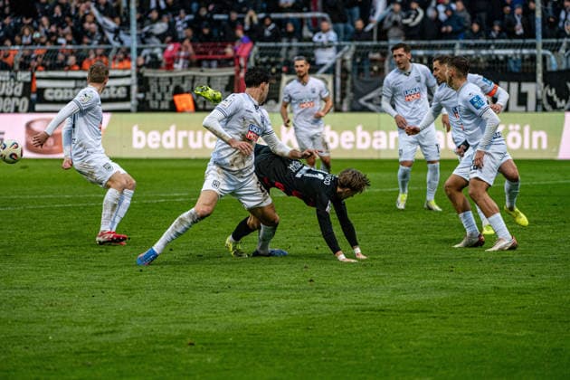3. Fussball Bundesliga. Viktoria Köln - SSV Ulm 1846 Fußball, 17. Spieltag, am 06.12.2025 Robin Velasco (Viktoria Köln, 11), geht zu Boden; 3. Fussball Bundesliga. Viktoria Köln - SSV Ulm 1846 Fußball, 17. Spieltag, am 06.12.2025, Sportpark Höhenberg. DFB REGULATIONS PROHIBIT ANY USE OF PHOTOGRAPHS AS IMAGE SEQUENCES AND OR QUASI-VIDEO. Copyright: xBEAUTIFULxSPORTS Erlhofx