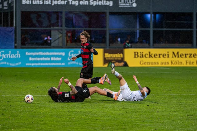 3. Fussball Bundesliga. Viktoria Köln - SSV Ulm 1846 Fußball, 17. Spieltag, am 06.12.2025 Lex Tyger Lobinger (Viktoria Köln, 9), und Niklas Kölle (SSV Ulm 1846, 32), am Boden; 3. Fussball Bundesliga. Viktoria Köln - SSV Ulm 1846 Fußball, 17. Spieltag, am 06.12.2025, Sportpark Höhenberg. DFB REGULATIONS PROHIBIT ANY USE OF PHOTOGRAPHS AS IMAGE SEQUENCES AND OR QUASI-VIDEO. Copyright: xBEAUTIFULxSPORTS Erlhofx