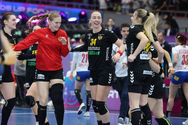GER, Dortmund, 27th Wommen s World Championship, WM, Weltmeisterschaft 2025, Hauptrunde Main Round, Gruppe Group II, 3. Runde Round: Montenegro (MNE) vs. Serbien Serbia (SRB) 06.12.2025, Westfalenhalle, Dortmund, GER, Dortmund, 27th Wommen s World Championship 2025, Hauptrunde Main Round, Gruppe Group II, 3. Runde Round: Montenegro (MNE) vs. Serbien Serbia (SRB), im Bild: Montenegro freut sich ueber den Sieg