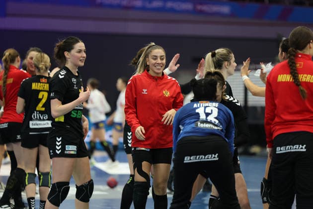 GER, Dortmund, 27th WommenÂ s World Championship, WM, Weltmeisterschaft 2025, Hauptrunde Main Round, Gruppe Group II, 3. Runde Round: Montenegro (MNE) vs. Serbien Serbia (SRB) 06.12.2025, Westfalenhalle, Dortmund, GER, Dortmund, 27th WommenÂ s World Championship 2025, Hauptrunde Main Round, Gruppe Group II, 3. Runde Round: Montenegro (MNE) vs. Serbien Serbia (SRB), im Bild: Montenegro freut sich ueber den Sieg