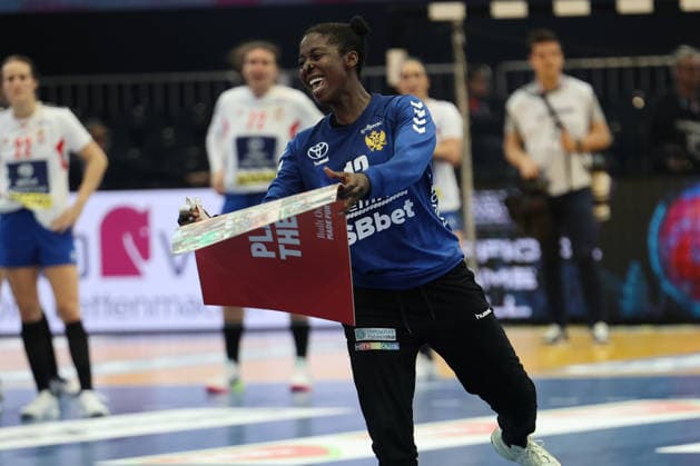 GER, Dortmund, 27th WommenÂ s World Championship, WM, Weltmeisterschaft 2025, Hauptrunde Main Round, Gruppe Group II, 3. Runde Round: Montenegro (MNE) vs. Serbien Serbia (SRB) 06.12.2025, Westfalenhalle, Dortmund, GER, Dortmund, 27th WommenÂ s World Championship 2025, Hauptrunde Main Round, Gruppe Group II, 3. Runde Round: Montenegro (MNE) vs. Serbien Serbia (SRB), im Bild: Player of the Match verdient Armelle Kelly ATTINGRE (MNE 12),