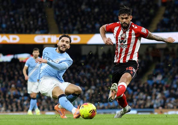 Manchester City v Sunderland - Premier League Rayan Cherki of Manchester City and Omar Alderete of Sunderland challenge during the Premier League match between Manchester City and Sunderland at Etihad Stadium on December 6, 2025 in Manchester, England. Manchester Etihad Stadium England United Kingdom Copyright: xNealxSimpson Sportsphoto APLx 14143996
