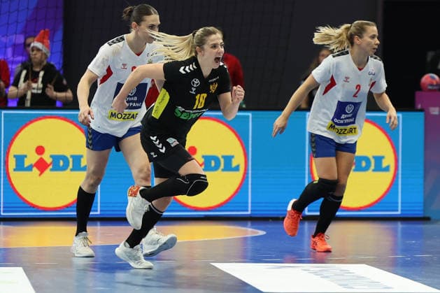 GER, Dortmund, 27th WommenÂ s World Championship, WM, Weltmeisterschaft 2025, Hauptrunde Main Round, Gruppe Group II, 3. Runde Round: Montenegro (MNE) vs. Serbien Serbia (SRB) 06.12.2025, Westfalenhalle, Dortmund, GER, Dortmund, 27th WommenÂ s World Championship 2025, Hauptrunde Main Round, Gruppe Group II, 3. Runde Round: Montenegro (MNE) vs. Serbien Serbia (SRB), im Bild: Matea PLETIKOSIÄÜ (MNE 10), Torjubel Jubel Jubellauf,