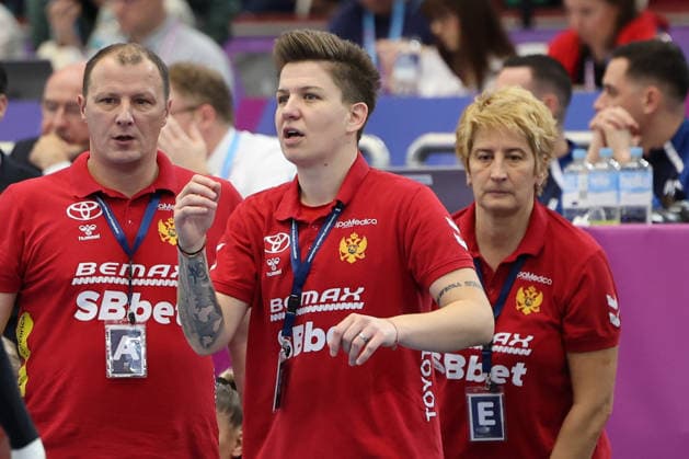 GER, Dortmund, 27th WommenÂ s World Championship, WM, Weltmeisterschaft 2025, Hauptrunde Main Round, Gruppe Group II, 3. Runde Round: Montenegro (MNE) vs. Serbien Serbia (SRB) 06.12.2025, Westfalenhalle, Dortmund, GER, Dortmund, 27th WommenÂ s World Championship 2025, Hauptrunde Main Round, Gruppe Group II, 3. Runde Round: Montenegro (MNE) vs. Serbien Serbia (SRB), im Bild: Suzana Lazovic (Coach) (MNE), regt sich heftig auf, Gestik, Mimik, Emotionen, unzufrieden enttaeuscht niedergeschlagen,