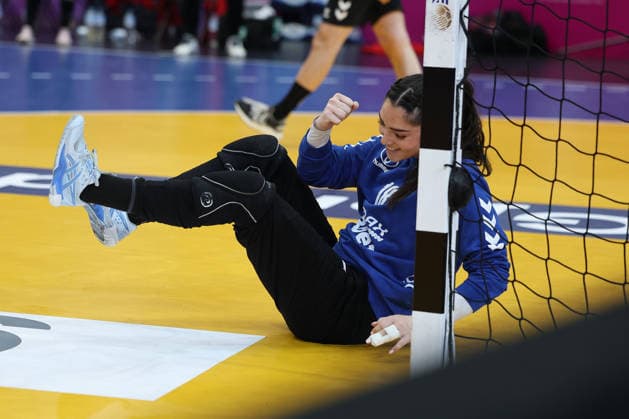 GER, Dortmund, 27th WommenÂ s World Championship, WM, Weltmeisterschaft 2025, Hauptrunde Main Round, Gruppe Group II, 3. Runde Round: Montenegro (MNE) vs. Serbien Serbia (SRB) 06.12.2025, Westfalenhalle, Dortmund, GER, Dortmund, 27th WommenÂ s World Championship 2025, Hauptrunde Main Round, Gruppe Group II, 3. Runde Round: Montenegro (MNE) vs. Serbien Serbia (SRB), im Bild: Marija MARSENIÄÜ Goalkeeper (MNE 18), freut sich ueber einen gehaltenen Ball