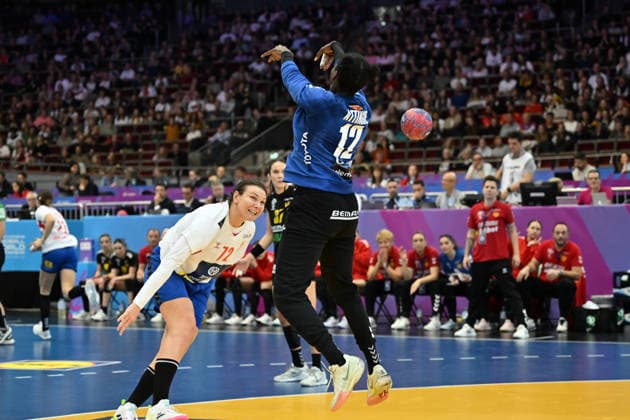 GER, Dortmund, 27th WommenÂ s World Championship, WM, Weltmeisterschaft 2025, Hauptrunde Main Round, Gruppe Group II, 3. Runde Round: Montenegro (MNE) vs. Serbien Serbia (SRB) 06.12.2025, Westfalenhalle, Dortmund, GER, Dortmund, 27th WommenÂ s World Championship 2025, Hauptrunde Main Round, Gruppe Group II, 3. Runde Round: Montenegro (MNE) vs. Serbien Serbia (SRB), im Bild: Dragana CvijiÄ‡ (SRB 72), scheitert an Armelle Kelly ATTINGRE (MNE 12),