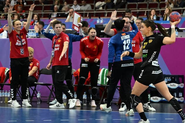 GER, Dortmund, 27th WommenÂ s World Championship, WM, Weltmeisterschaft 2025, Hauptrunde Main Round, Gruppe Group II, 3. Runde Round: Montenegro (MNE) vs. Serbien Serbia (SRB) 06.12.2025, Westfalenhalle, Dortmund, GER, Dortmund, 27th WommenÂ s World Championship 2025, Hauptrunde Main Round, Gruppe Group II, 3. Runde Round: Montenegro (MNE) vs. Serbien Serbia (SRB), im Bild: Armelle Kelly ATTINGRE (MNE 12), freut sich ueber einen ihrer vielen gehaltenen Baelle mit der Bank