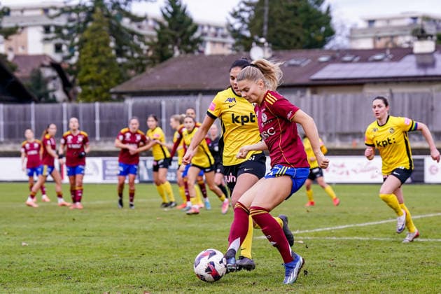 Switzerland: AXA Women s Super League, Servette FC ChÃªnois FÃ minin vs BSC YB Frauen, Stade des Trois-Chene, Chene-Bourg: Anna Maria Therese Simonsson (17 Servette FC Chenois Feminin) in Aktion, am Ball Copyright: xDanielaxPorcellix