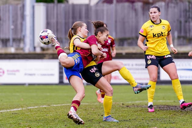 Switzerland: AXA Women s Super League, Servette FC ChÃªnois FÃ minin vs BSC YB Frauen, Stade des Trois-Chene, Chene-Bourg: Elodie Nakkach (66 Servette FC Chenois Feminin) im Zweikampf gegen Noa Linn Münger (Noa Linn Munger) (8 Young Boys, links) Copyright: xDanielaxPorcellix
