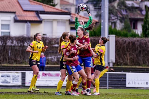 Switzerland: AXA Women s Super League, Servette FC ChÃªnois FÃ minin vs BSC YB Frauen, Stade des Trois-Chene, Chene-Bourg: Jara Ackermann (1 Young Boys) hält einen Ball Copyright: xDanielaxPorcellix