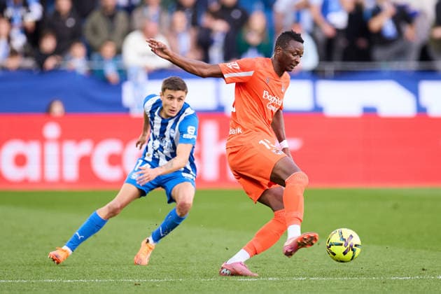 December 6, 2025, Vitoria, Alava, SPAIN: Nahuel Tenaglia of Deportivo Alaves competes for the ball with Umar Sadiq of Real Sociedad during the LaLiga EA Sports match between Deportivo Alaves and Real Sociedad at Mendizorrotza on December 6, 2025, in Vitoria, Spain. Vitoria SPAIN - ZUMAa181 20251206_zaa_a181_183 Copyright: xRicardoxLarreinax