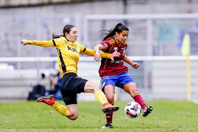 Switzerland: AXA Women s Super League, Servette FC ChÃªnois FÃ minin vs BSC YB Frauen, Stade des Trois-Chene, Chene-Bourg: Malaurie Granges (13 Young Boys, links) im Zweikampf gegen Daina Bourma (3 Servette FC Chenois Feminin) Copyright: xDanielaxPorcellix