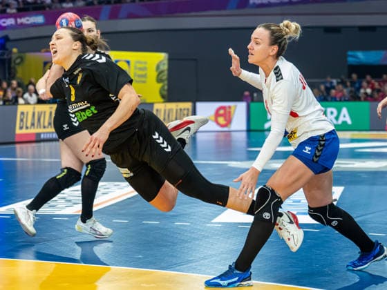 Durdina Jaukovic (Montenegro, 09) setzt sich gegen Andela Janjusevic (Serbien, 15) durch, Montenegro vs. Serbien, Handball, Weltmeisterschaft, Frauen, Spielzeit 2025 2026, 06.12.2025, Montenegro vs. Serbien, Handball, Weltmeisterschaft, Frauen, Spielzeit 2025 2026, 06.12.2025 Stuttgart Copyright: xEibner-Pressefoto MichaelxSchmidx EP_MST