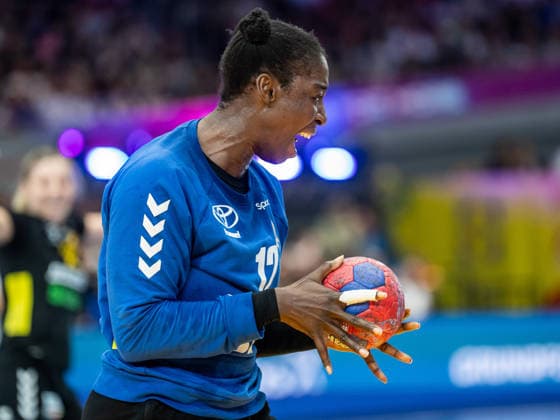 Armelle Kelly Attingre (Montenegro, 12) jubelt lautstark nach einer Parade, Montenegro vs. Serbien, Handball, Weltmeisterschaft, Frauen, Spielzeit 2025 2026, 06.12.2025, Montenegro vs. Serbien, Handball, Weltmeisterschaft, Frauen, Spielzeit 2025 2026, 06.12.2025 Stuttgart Copyright: xEibner-Pressefoto MichaelxSchmidx EP_MST