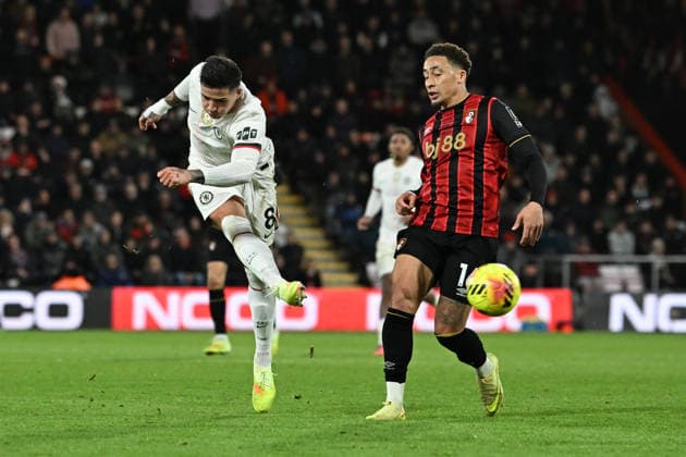 Bournemouth v Chelsea Premier League 06 12 2025. Enzo Fernandez (8) of Chelsea shoots at goal and misses the target during the Premier League match between Bournemouth and Chelsea at the Vitality Stadium, Bournemouth, England on 6 December 2025. Bournemouth Vitality Stadium Dorset England Editorial use only DataCo restrictions apply See www.football-dataco.com , Copyright: xGrahamxHuntx PSI-23351-0087
