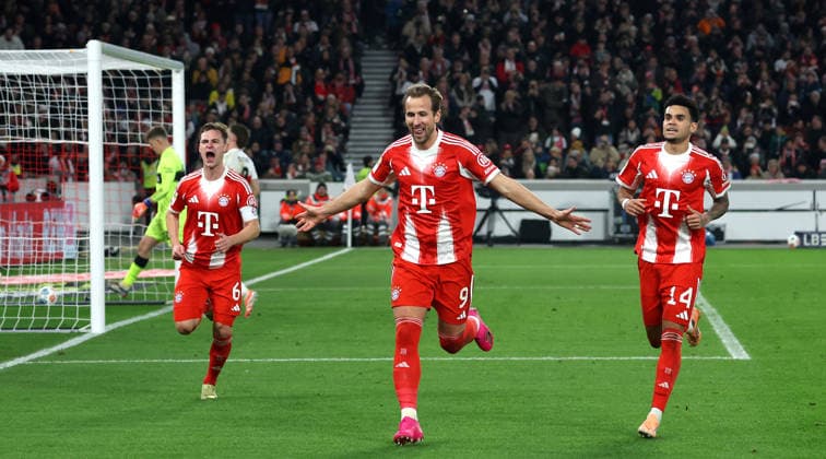 Stuttgart , Bundesliga Fußball VfB Stuttgart vs. FC Bayern München, v.l. Joshua Kimmich, Torschütze Harry Kane und Luis Diaz (Bayern) jubeln über Kanes Tor zum 0:4 Gemäß den Vorgaben der DFL Deutschen Fußball Liga ist es untersagt, in dem Stadion und oder vom Spiel angefertigte Fotoaufnahmen in Form von Sequenzbildern und oder videoähnlichen Fotostrecken zu verwerten bzw. verwerten zu lassen. *** Stuttgart , Bundesliga soccer VfB Stuttgart vs FC Bayern Munich, from left Joshua Kimmich, scorer Harry Kane and Luis Diaz Bayern celebrate Kanes goal to 0 4 According to the regulations of the DFL German Football League, it is prohibited to use or have used photographs taken in the stadium and or of the match in the form of sequential images and or video-like photo series