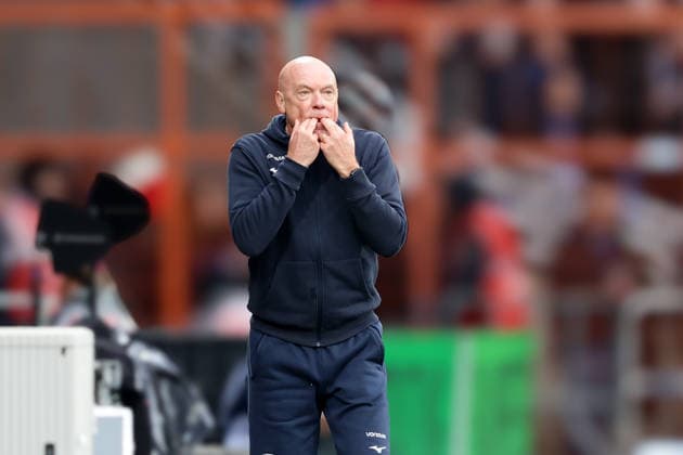 Bochum, Vonovia Ruhrstadion, 06.12.25, GER, Herren, 2. Bundesliga, Saison 2025 - 2026, VfL 1848 Bochum - Arminia Bielefeld, Cheftrainer Uwe Roesler (VfL Bochum) gestikuliert, DFB DFL REGULATIONS PROHIBIT ANY USE OF PHOTOGRAPHS AS IMAGE SEQUENCES AND OR QUASI-VIDEO.